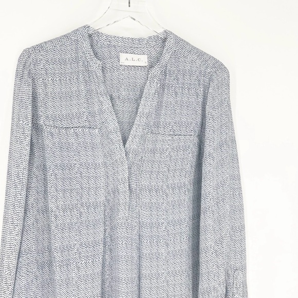 Fabric
-Silk

Measurements
-Length 24 1/2
-Bust 19 1/2

Size
-M - Picture 3 of 5